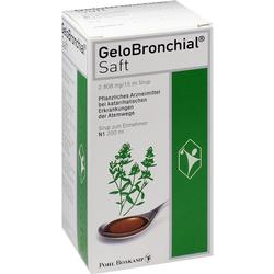 Weiße Verpackung von GeloBronchial Saft mit grünem Pflanzenbild und Produktinformationen.